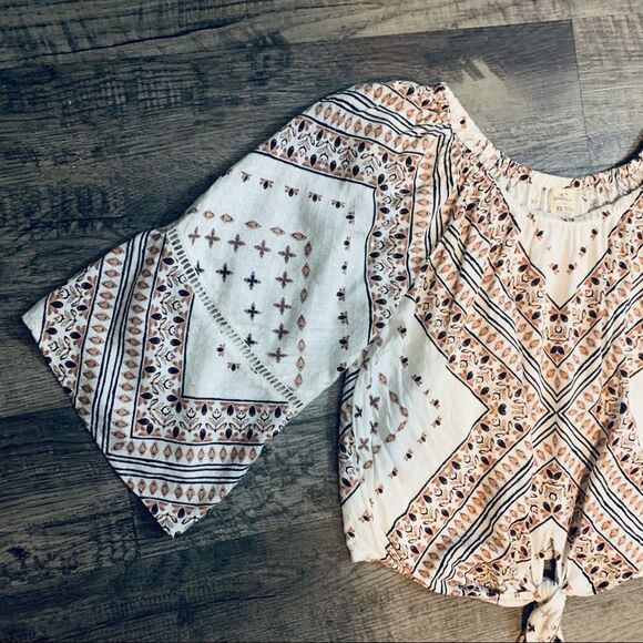 Rip Curl Off Shoulders Cropped Flare Sleeves Top - Picture 4 of 11